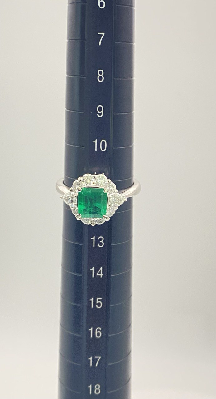 PT900 EMERALD RING total wgt 6.10 grms
