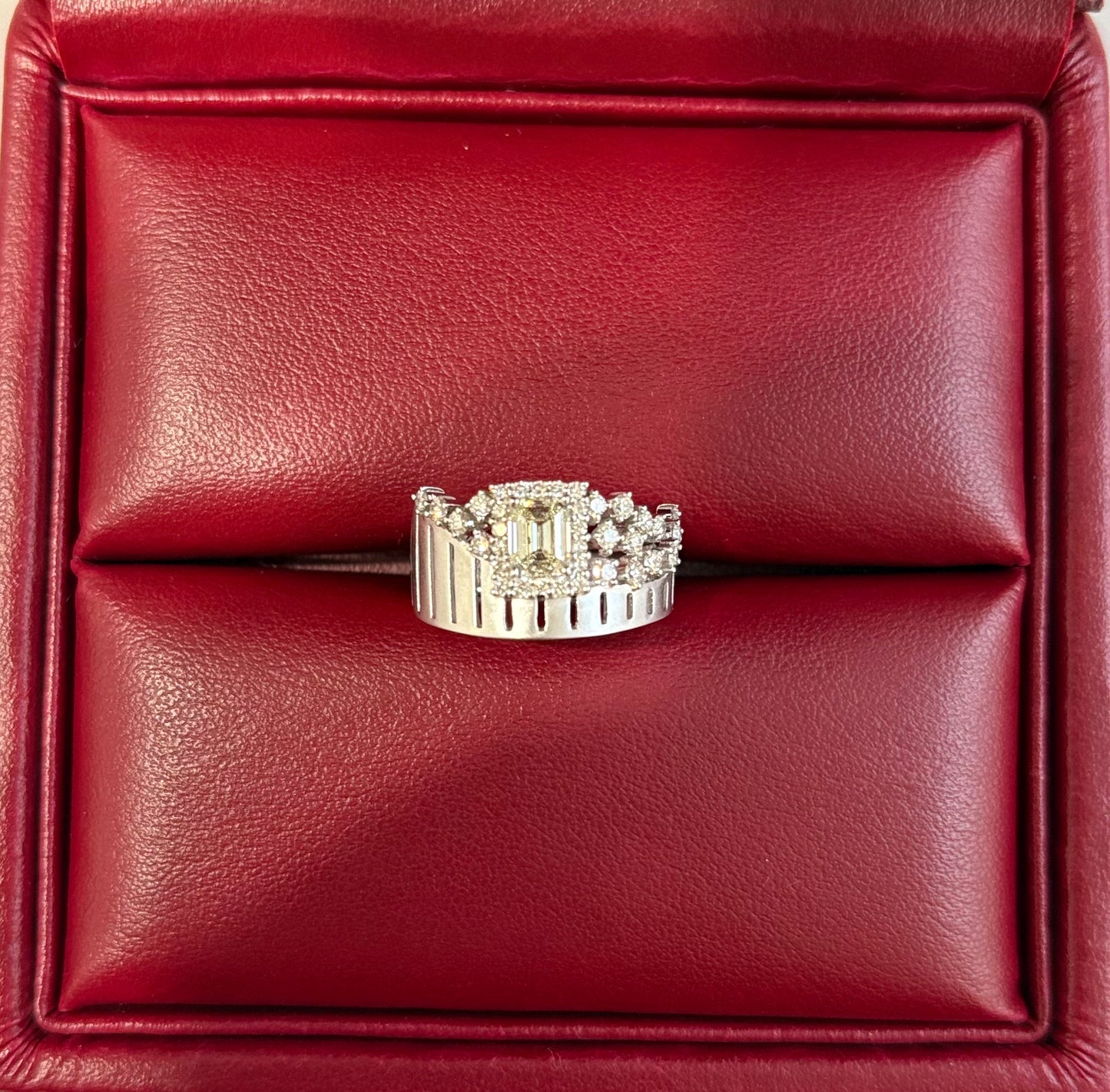 K 18 WG RING total wgt 5.16 grms
