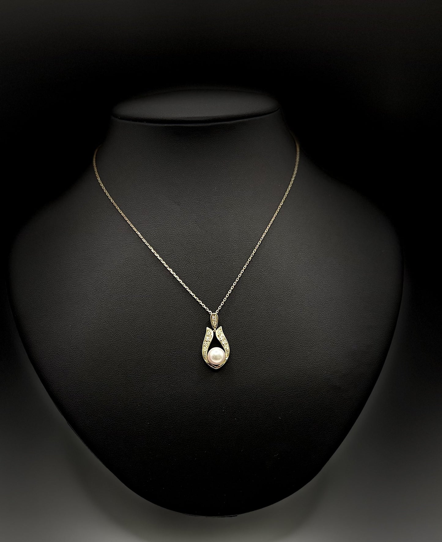 K 18 MIKIMOTO CHAIN & PENDANT Total Wgt-5.03 Grms