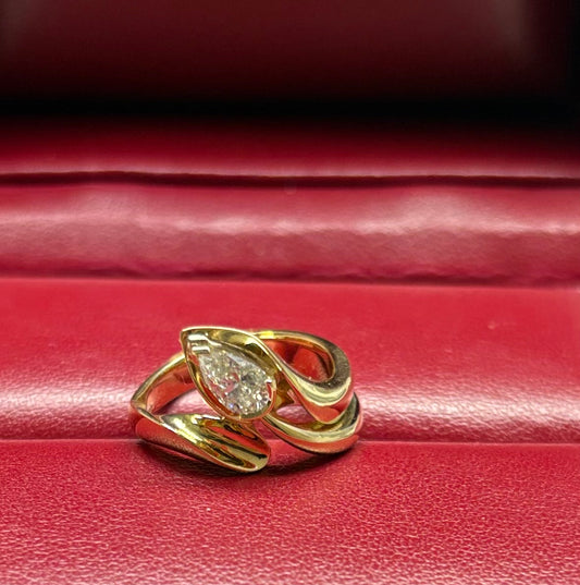 K 18 RING total wgt 7.86 grms