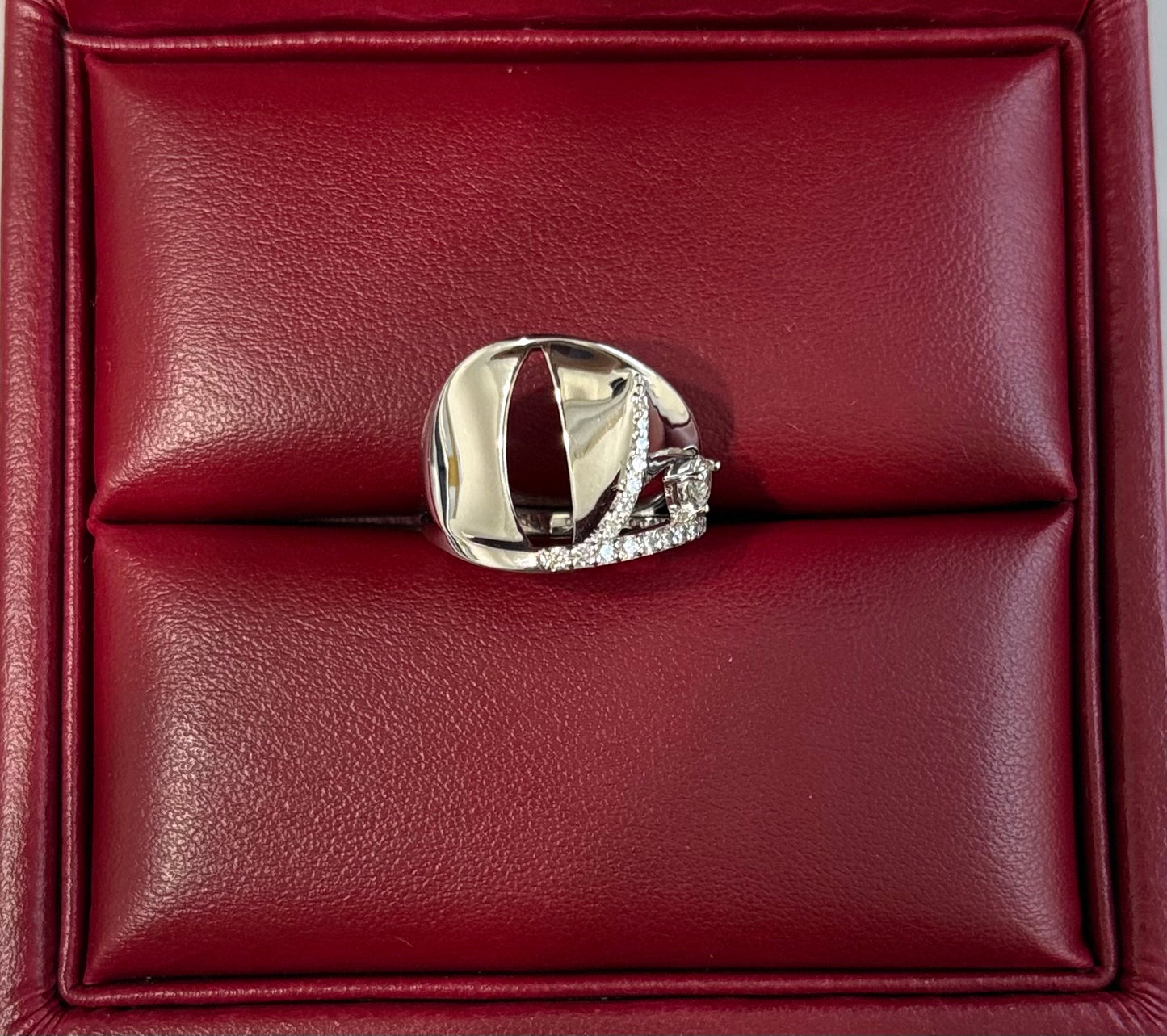 K 18 WG RING total wgt 7.70 grms