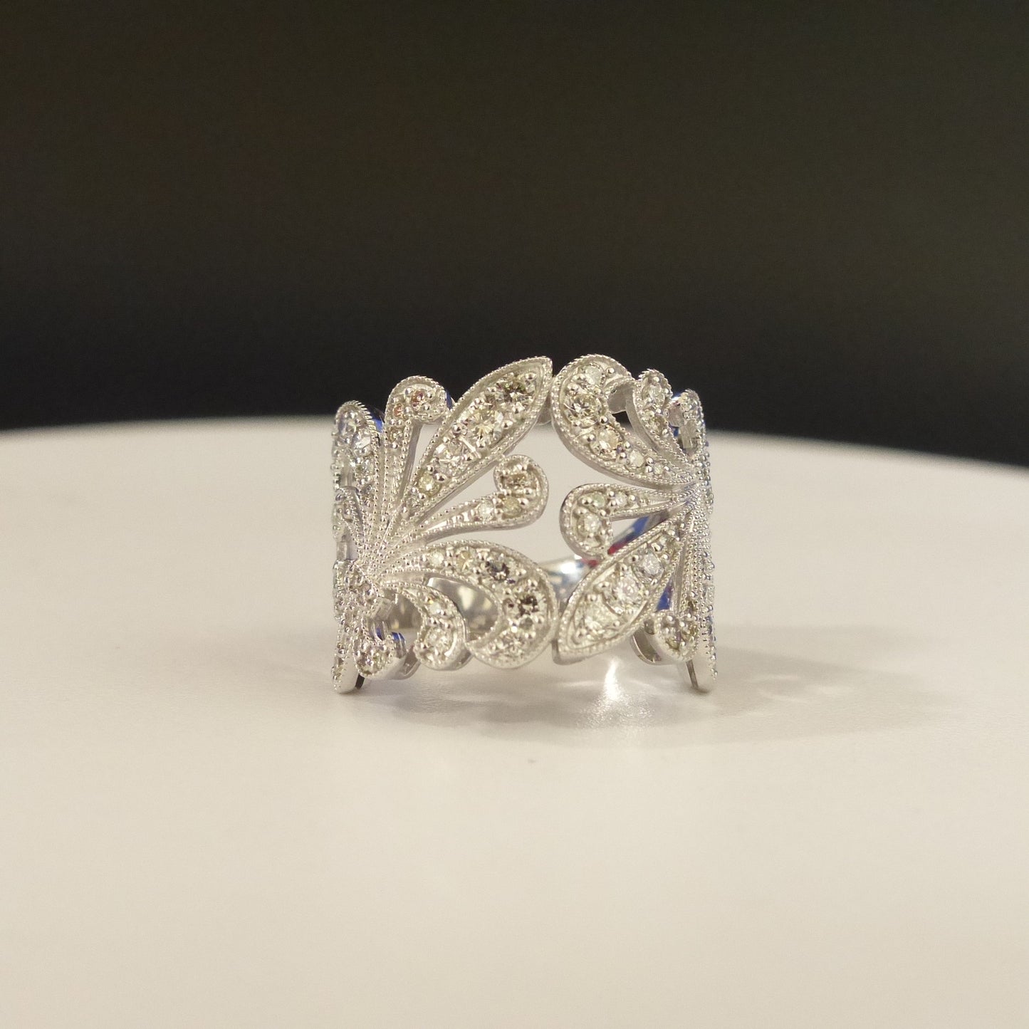 K18 WG RING total wgt 7.70 grms