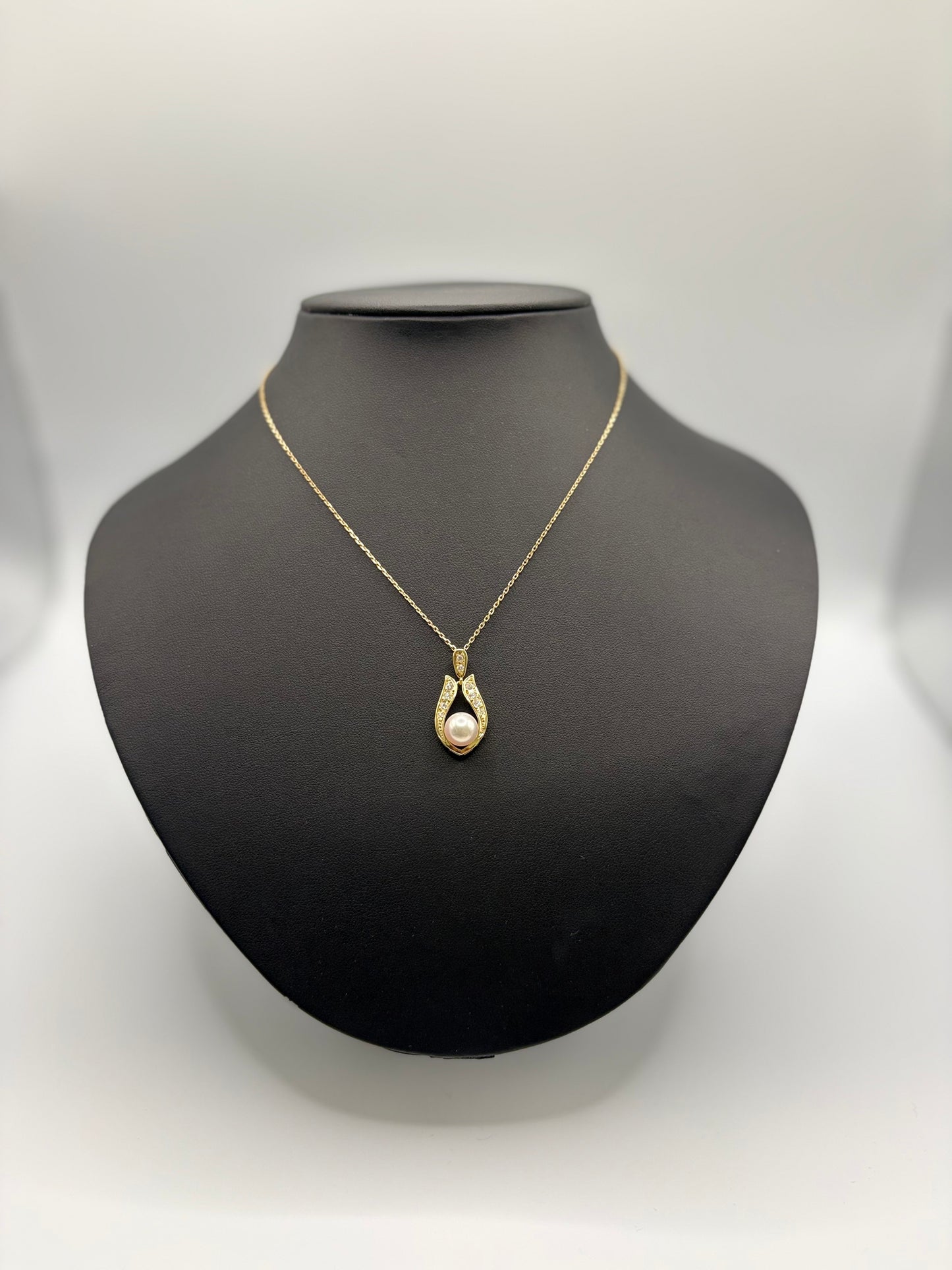 K 18 MIKIMOTO CHAIN & PENDANT Total Wgt-5.03 Grms