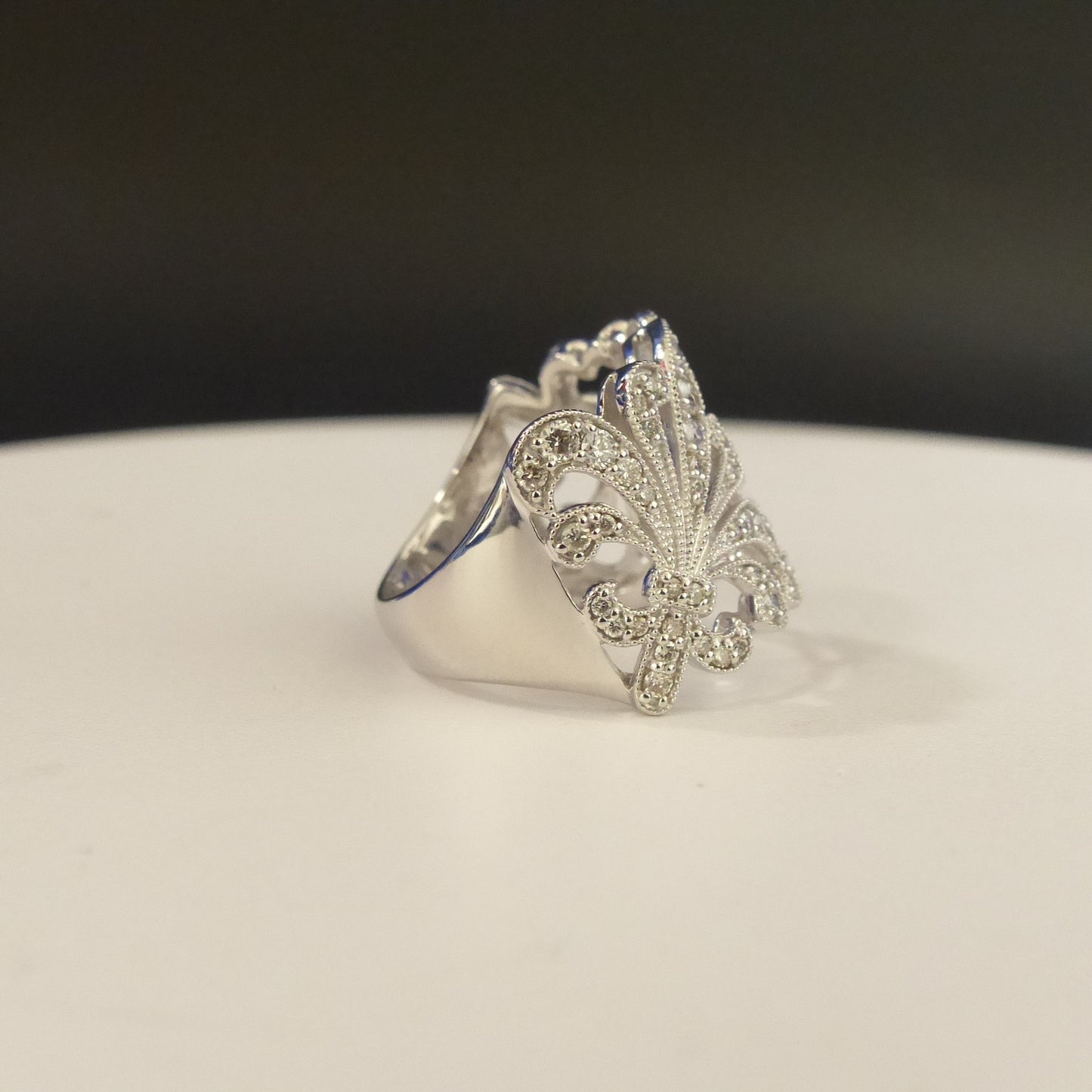 K18 WG RING total wgt 7.70 grms
