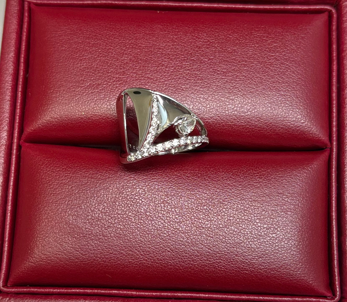 K 18 WG RING total wgt 7.70 grms