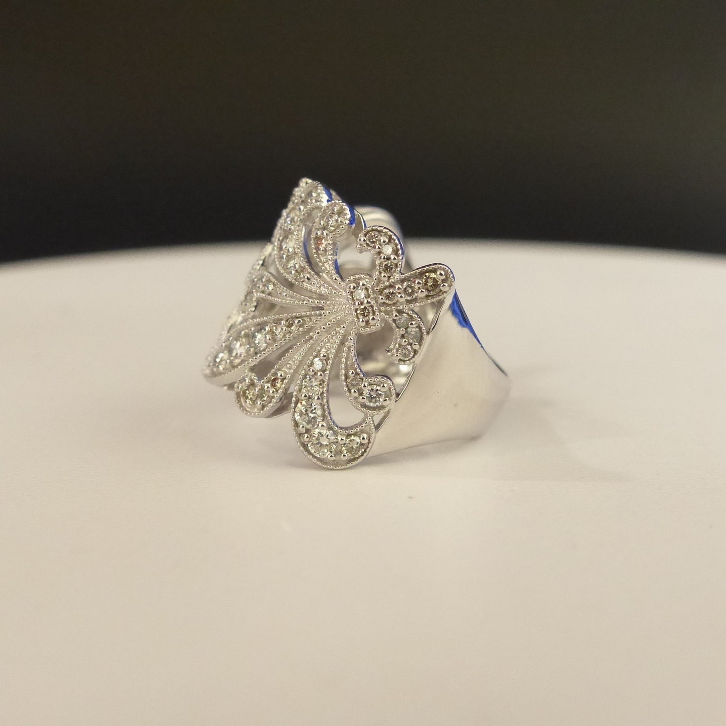 K18 WG RING total wgt 7.70 grms