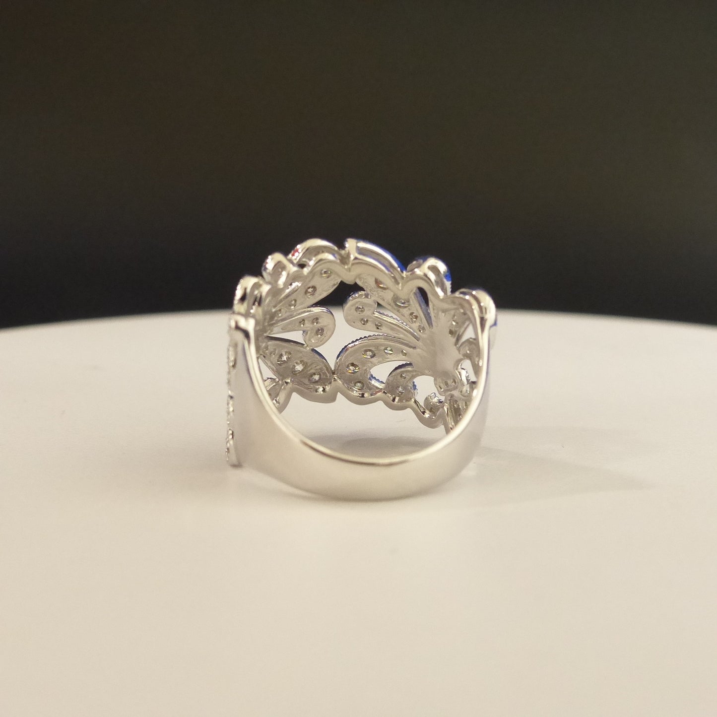 K18 WG RING total wgt 7.70 grms