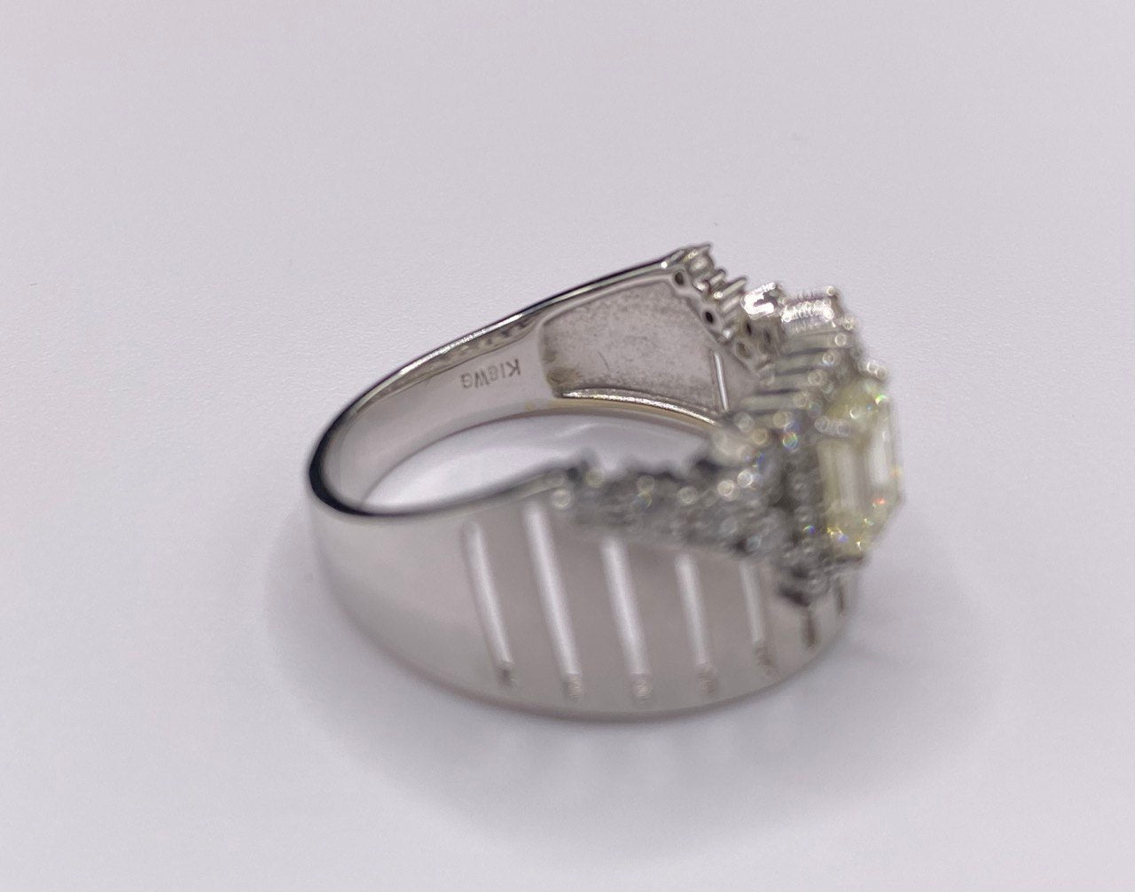 K 18 WG RING total wgt 5.16 grms