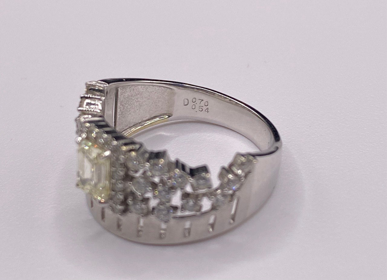 K 18 WG RING total wgt 5.16 grms