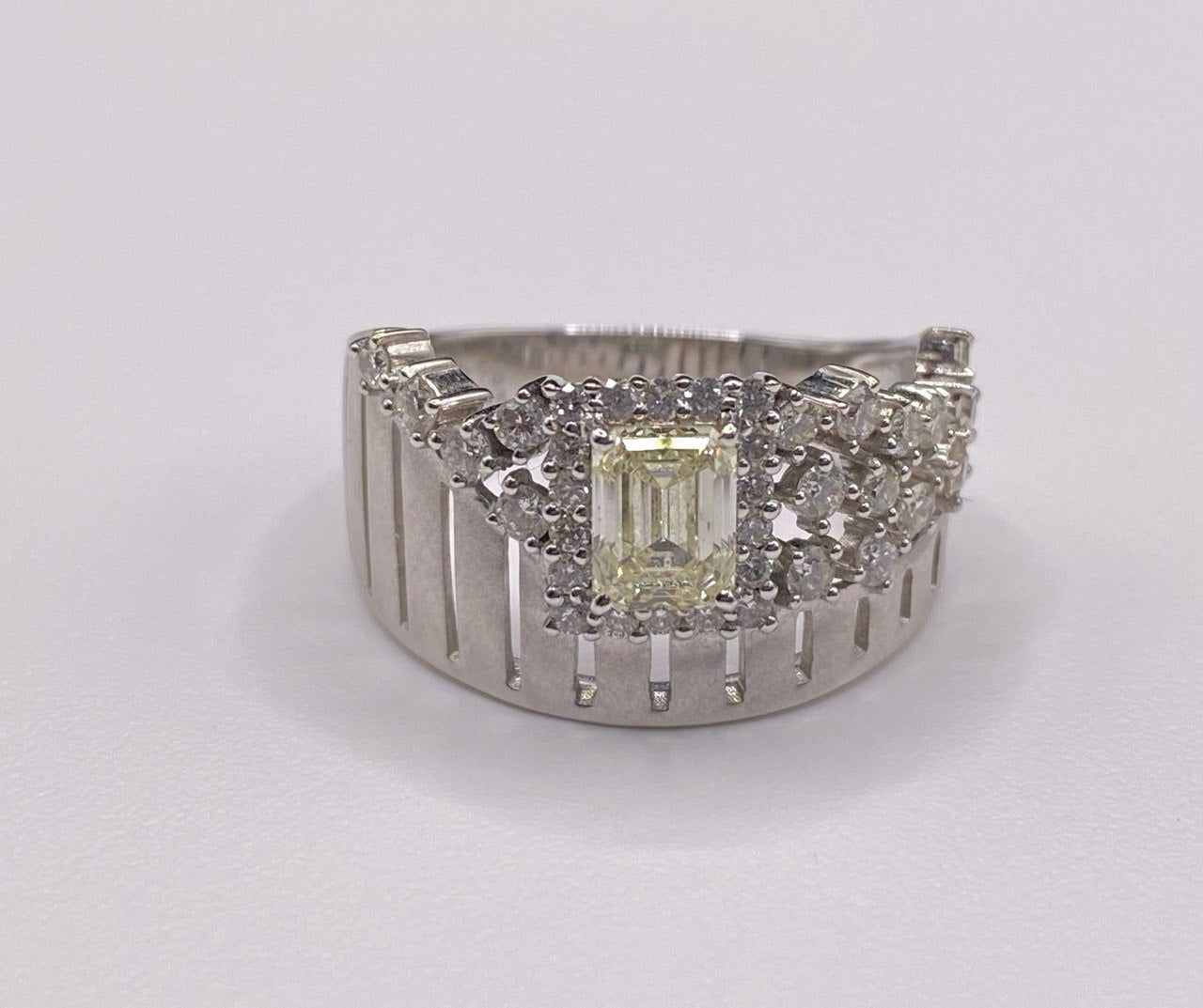 K 18 WG RING total wgt 5.16 grms