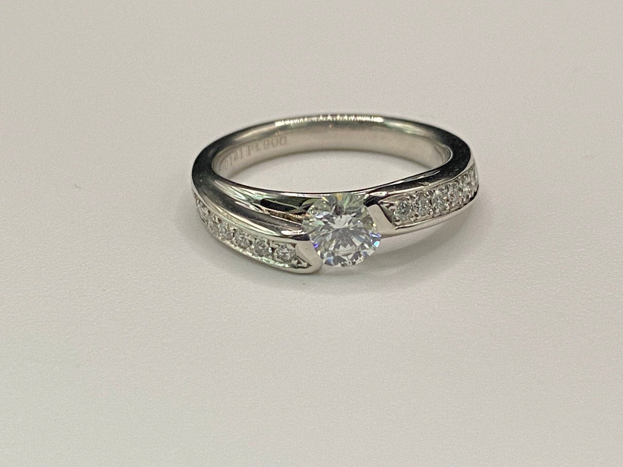 PT-900 DIAMOND RING total wgt 5.12 grms