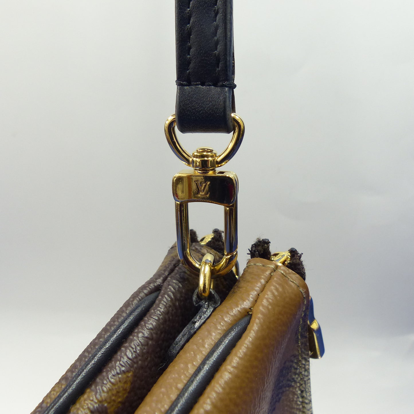 LOUIS VUITTON  M69203  Pochette double zip