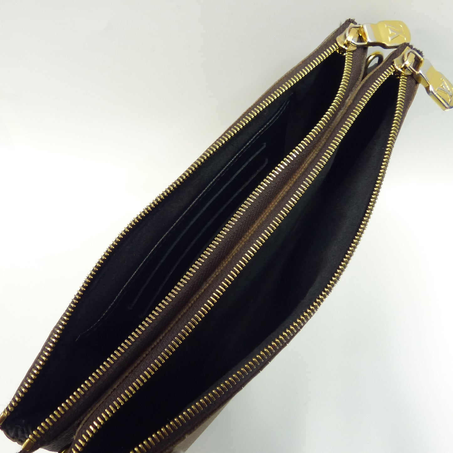 LOUIS VUITTON  M69203  Pochette double zip