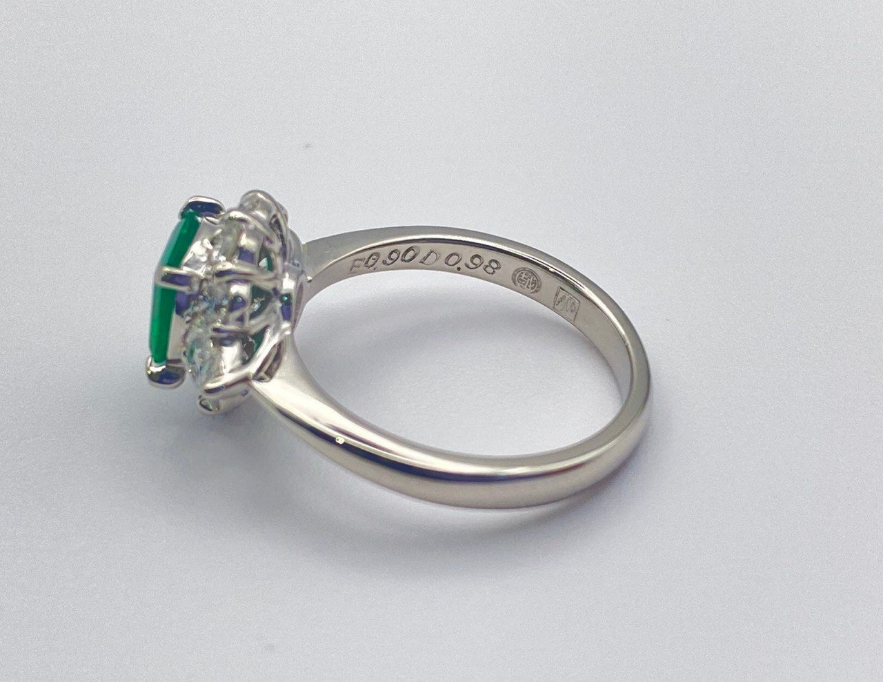 PT900 EMERALD RING total wgt 6.10 grms