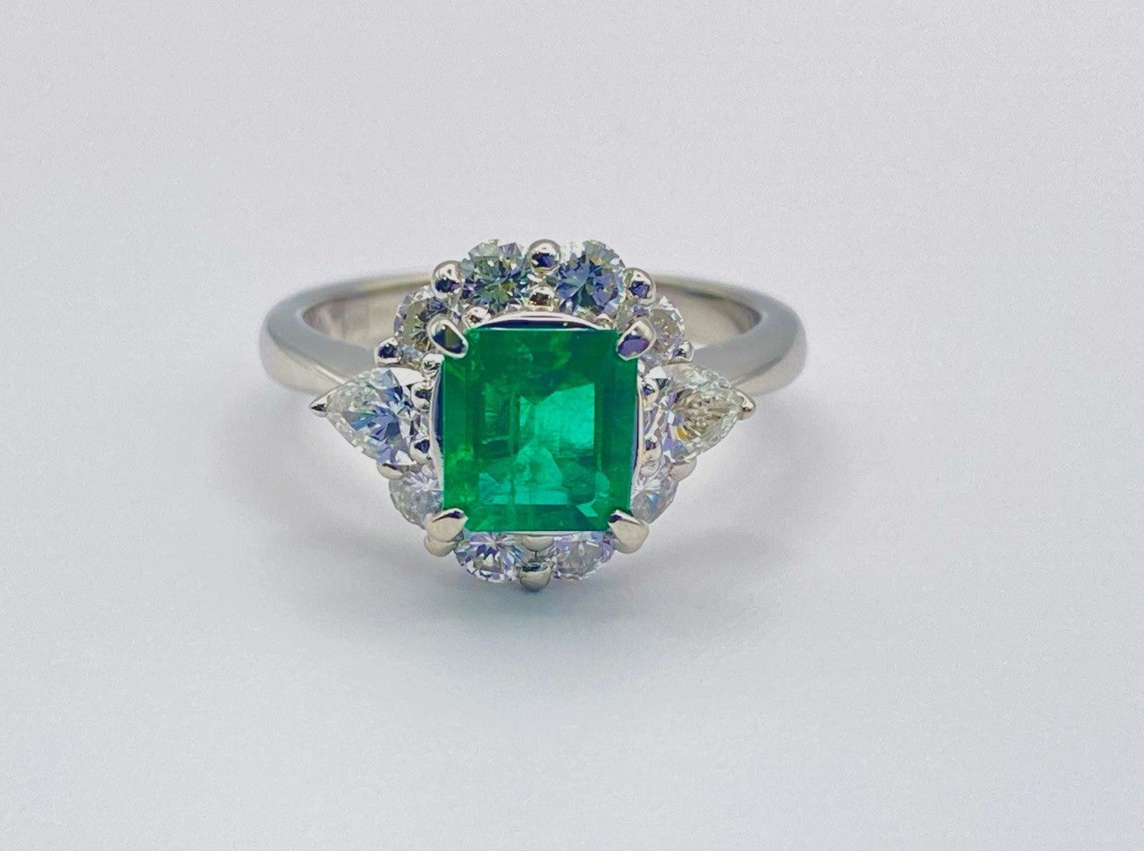 PT900 EMERALD RING total wgt 6.10 grms